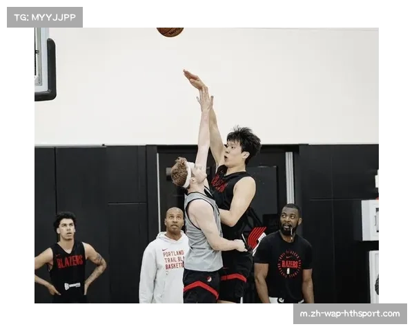 杨瀚森赠送球鞋获球迷热捧 温情互动感动现场